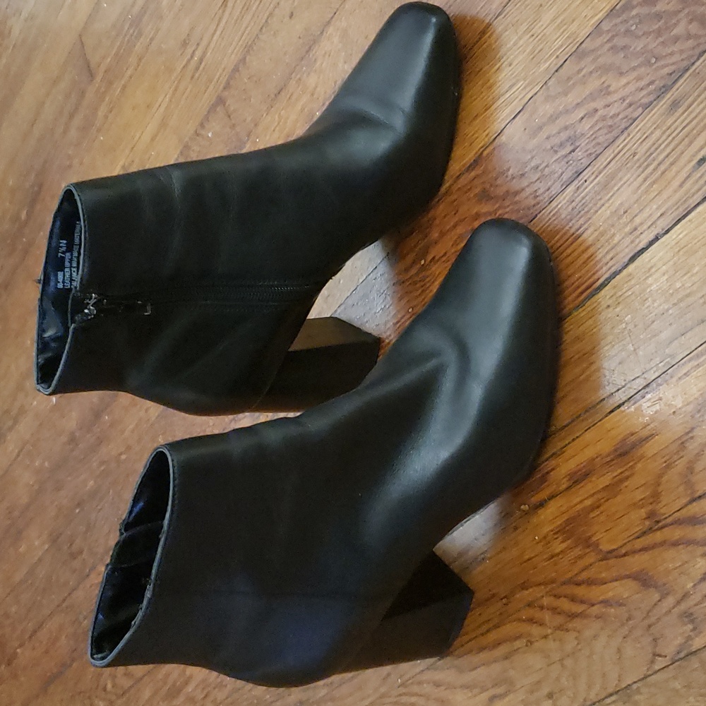 Bella Vita Women's Black Leather Ankle Boots